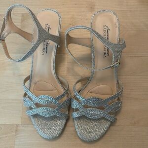 American Glamour Badgley Mischka Womens Xabrina Heeled Sandals size 8